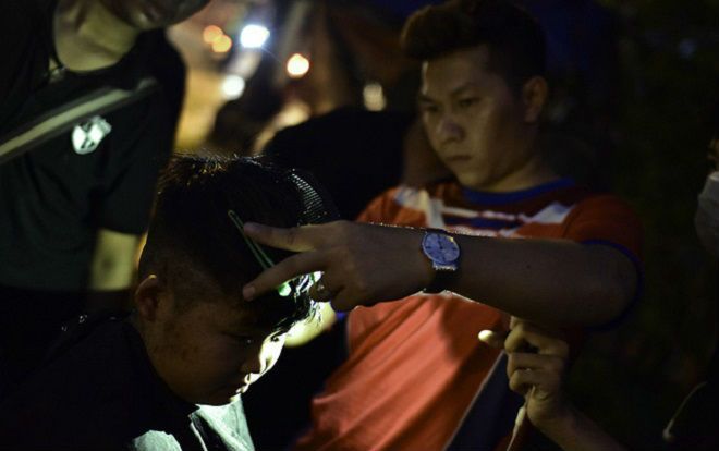 Soi đèn hớt tóc bên vỉa hè… nghĩa trang Bình Hưng Hòa