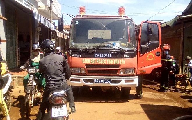 Cháy lớn 3 căn nhà liền kề ở Đắk Lắk, hàng trăm chiến sĩ cảnh sát đến hiện trường dập lửa