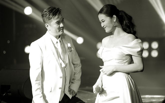 Clip hậu Làn sóng xanh: Đông Nhi lễ phép hết mực, cúi chào Đàm Vĩnh Hưng trước khi ra về!