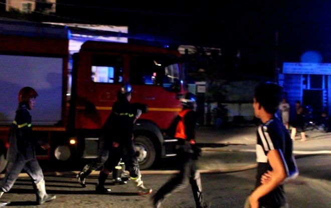 Kho xưởng rộng 600m2 bất ngờ bốc cháy dữ dội trong đêm, 1 cảnh sát bị thương