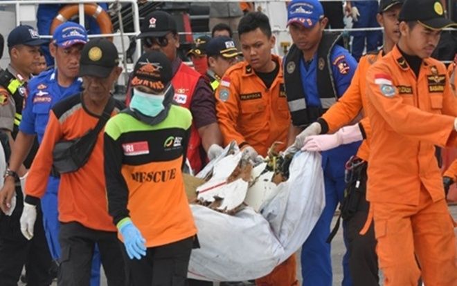 Nỗi buồn của người chụp ảnh thi thể không nguyên vẹn trong vụ rơi máy bay Indonesia