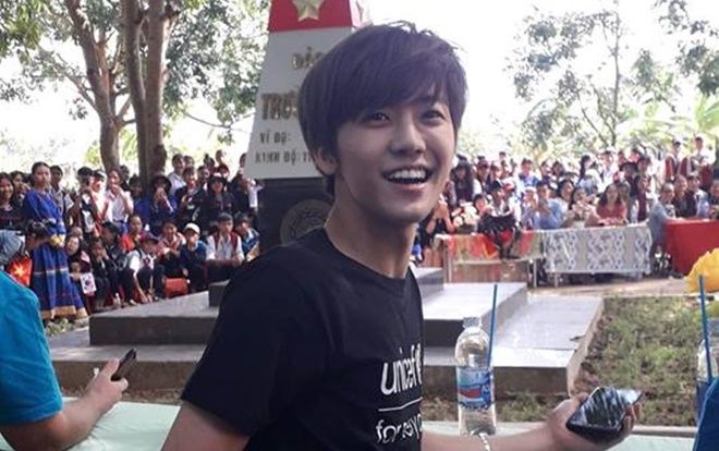 Đứng ở góc sân trường được thợ chụp ảnh dạo ghi hình thôi mà chàng trai này đã tỏa sáng như Idol Hàn Quốc