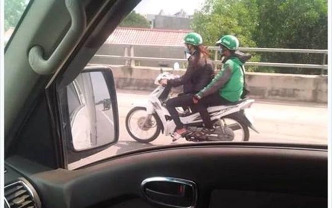 Khi bạn muộn bài kiểm tra nhưng xe ôm lại không biết đường, phải làm sao cho ngầu - Trèo lên xe lái luôn!