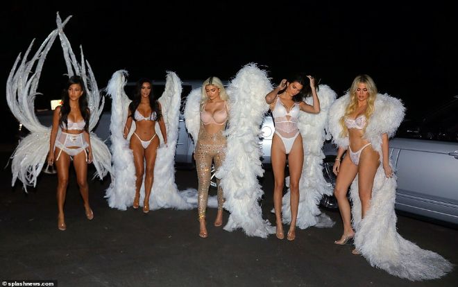 Chị em nhà Kardashian biến hóa thành thiên thần Victoria's Secret nóng bỏng không thể rời mắt