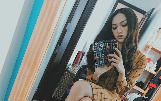 Dù tạo dáng giữa căn phòng tá lả váy áo, hoa hậu Hương Giang vẫn nổi hết sức nhờ món đồ bé xíu này!