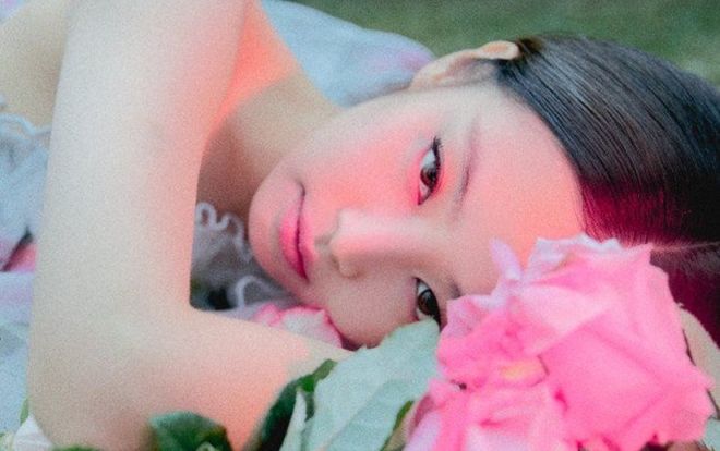 'Chết lặng' trước vẻ đẹp hoang dại của Jennie (BlackPink) trong poster mới: Cô ấy còn đẹp hơn cả những bông hoa…