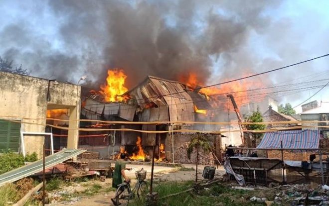 Xưởng chế biến gỗ ở Hà Nội cháy dữ dội, nhiều tài sản bị thiêu rụi