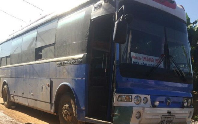 Trượt chân khi đang tìm cách nhảy lên xe ô tô đưa đón đi học, nữ sinh bị bánh xe cán qua người tử vong thương tâm