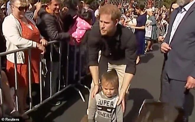 Hoàng tử Harry ghi điểm trong mắt người hâm mộ khi tìm cha mẹ cho cậu bé lạc giữa đám đông