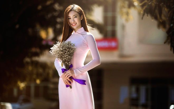 Đỗ Mỹ Linh thử sức mình ở một vị trí mới sau khi trao vương miện cho Trần Tiểu Vy