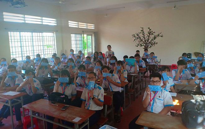 Giáo viên 'lớp người ta' khiến học trò hào hứng khi tự tay phát cho mỗi bạn một chiếc khẩu trang và dặn dò 'hãy nói không với khẩu nghiệp”.