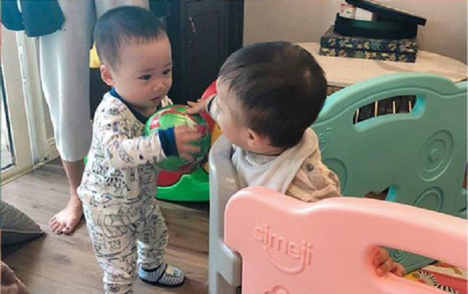 Con trai 'hot girl Bella' bất ngờ xuất hiện có phần gầy đi sau một thời gian biệt tăm biệt tích cùng mẹ