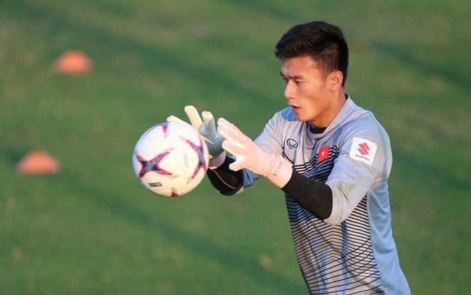 Yêu màu hồng giống Ngọc Trinh, Bùi Tiến Dũng khoe găng tay 'độc' và lạ