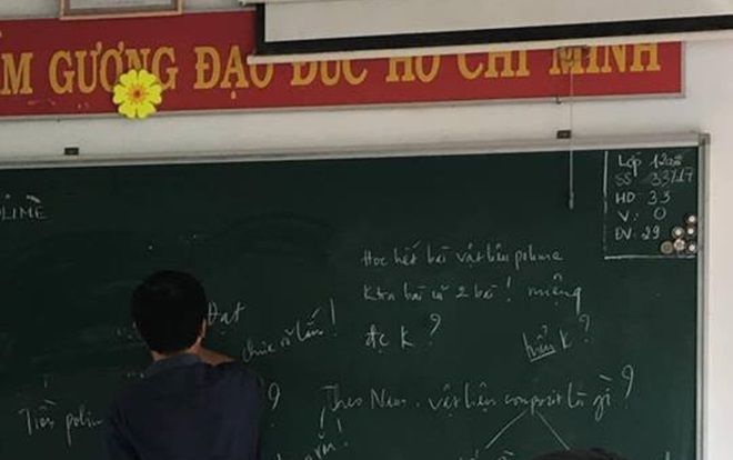 Khi thầy giáo bị đau họng hay buồn bã… chiếc bảng đen bỗng biến thành 'góc thổ lộ' tâm sự thương đến trào nước mắt