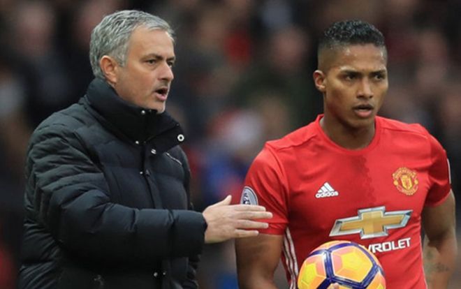 Bị Mourinho dằn mặt, 'lão tướng' mất tích khỏi đội hình M.U