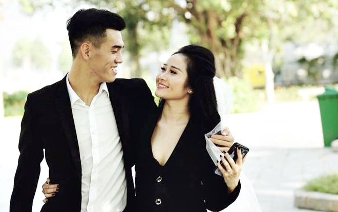 'Vua dội bom' ĐTVN cực ngầu cùng người tình nóng bỏng