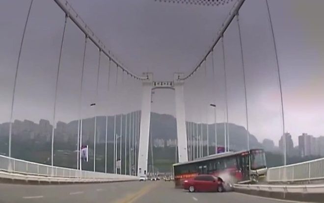 Tài xế đánh nhau với hành khách khiến xe buýt lao xuống sông làm 13 người chết