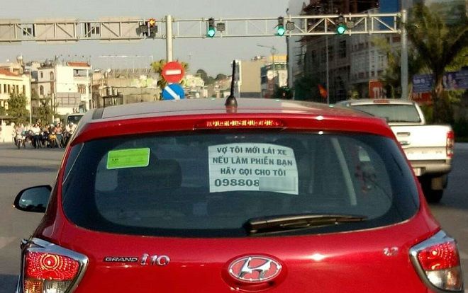 Dòng chữ 'vợ tôi mới lái xe, nếu có làm phiền bạn hãy gọi cho tôi' gây sốt mạng xã hội