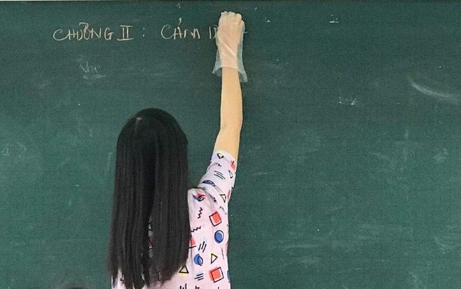 Bức ảnh cô giáo đeo găng tay khi giảng gây bão mạng và dòng 'caption' khiến ai cũng ngạc nhiên