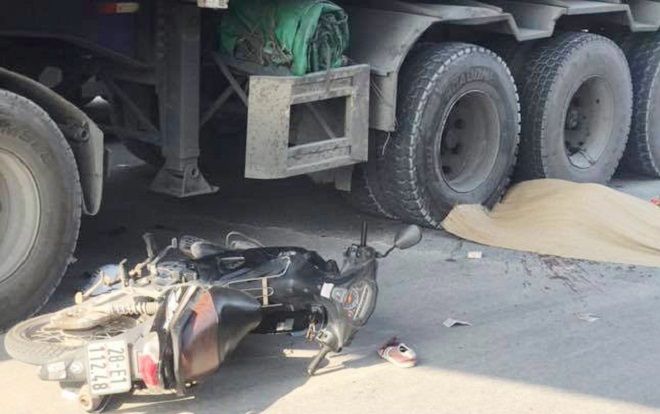 Tông vào đuôi ô tô ngã ra đường, nam giáo viên tiếng Anh người Nam Phi bị container cán tử vong