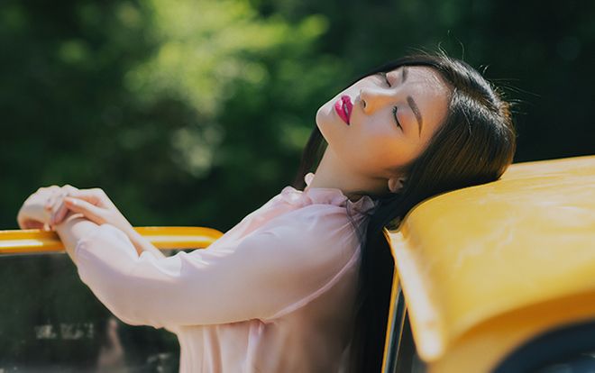 Thu Hằng gợi ý chọn váy tiểu thư tuyệt đẹp để chụp hình ảo diệu giữa nắng thu hanh vàng