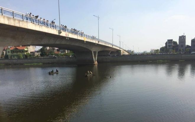 Cô gái 19 tuổi đang mang thai 4 tuần nhảy xuống sông tự tử sau khi cãi vã với bạn trai là sinh viên