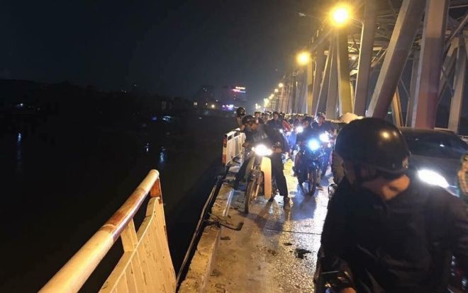 Đi trên cầu Chương Dương, xe ô tô bất ngờ mất lái tông đổ lan can lao xuống sông Hồng
