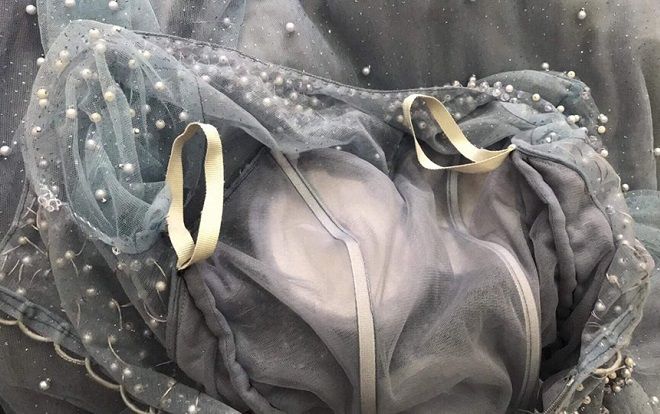 Mua váy cưới thanh lý được quảng cáo mới 95%, cô nàng tức điên người vì nhận hàng như mớ giẻ lau còn rách lỗ chỗ