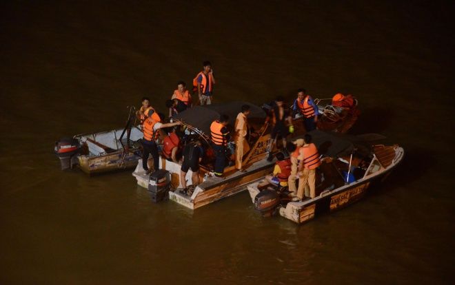 Hé lộ thông tin về chiếc xe ô tô tông đổ lan can cầu Chương Dương lao xuống sông Hồng