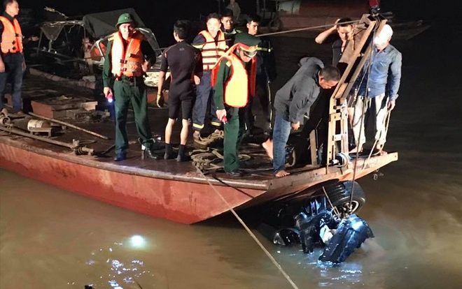 Vụ ô tô tông gãy lan can lao xuống sông Hồng: Tìm thấy hai thi thể gồm một nam một nữ trong xe