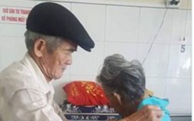 Cụ ông 80 tuổi ân cần chăm sóc cụ bà bị sỏi thận, dân mạng truyền tai nhau 'ngôn tình là đây chứ đâu'