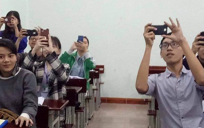 Không phải mang sách vở cồng kềnh nhưng phương thức ghi bài kiểu mới này lại đang gây tranh cãi dữ dội