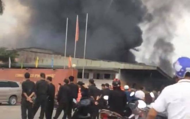 Cháy lớn tại công ty dược ở Hưng Yên, nhiều công nhân hốt hoảng tháo chạy ra ngoài