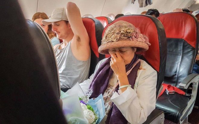 Anh Tây quá đẹp trai nhưng nhìn biểu cảm của vị khách nữ ngồi bên khiến dân tình muốn khen cũng phải… vội dừng