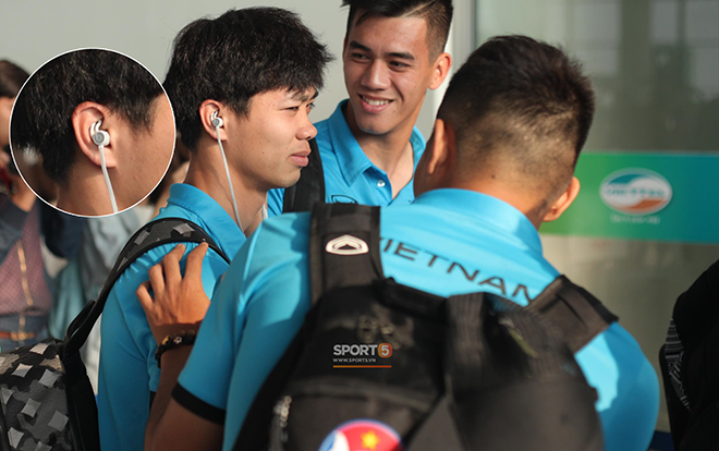 Cả đội ai cũng dùng tai nghe iPhone, riêng Công Phượng 'chơi trội' bằng tai nghe hàng hiệu cực chất