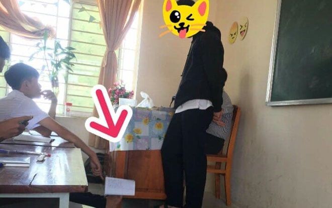 Giúp bạn vượt khó phiên bản học sinh 'lầy': Qua mặt giáo viên bằng cách không tưởng chỉ để nhắc bài bạn