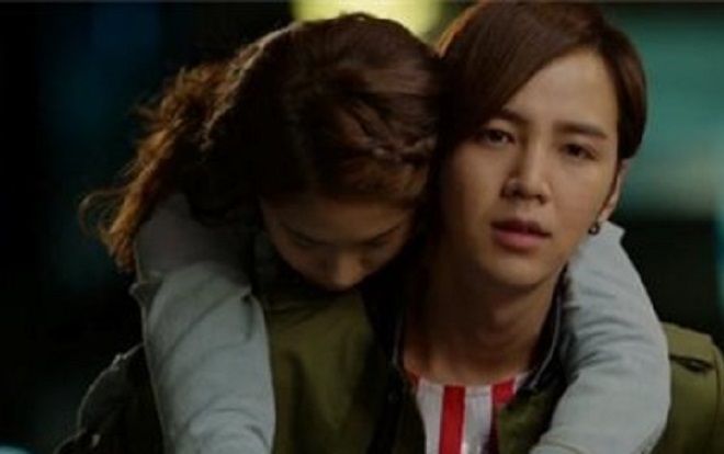 Đau lòng phát hiện bị cắm sừng, chàng trai còn điên đầu hơn khi bạn gái cố cãi 'ở chung phòng thôi mà, em ngủ trên giường còn anh ta nằm đất'