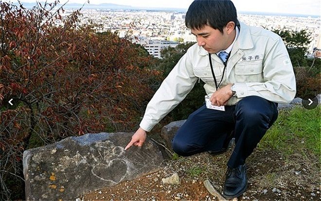 Người Việt bị nghi khắc tên check in lên di tích cổ của Nhật