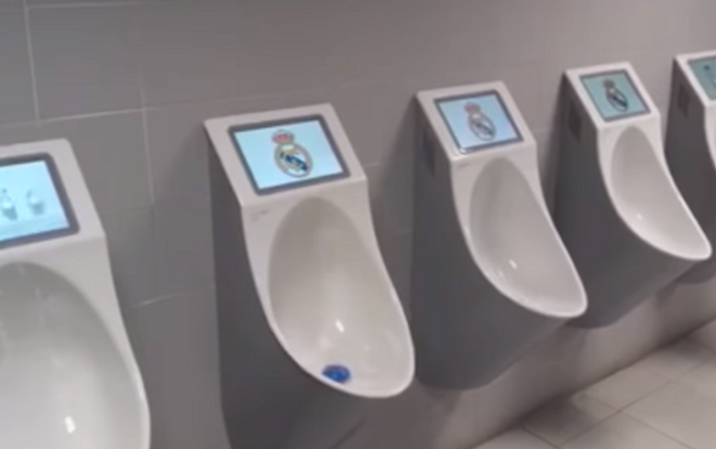 Real Madrid lắp một loạt màn hình TV trên bồn tiểu ở sân Bernabeu