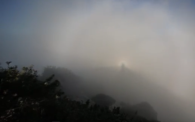 Clip chùm ánh sáng kỳ ảo xuất hiện trên đỉnh Fansipan