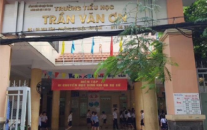 Cô giáo tiểu học ở Sài Gòn bắt học sinh nói chuyện trong giờ học tự tát 32 cái vào mặt