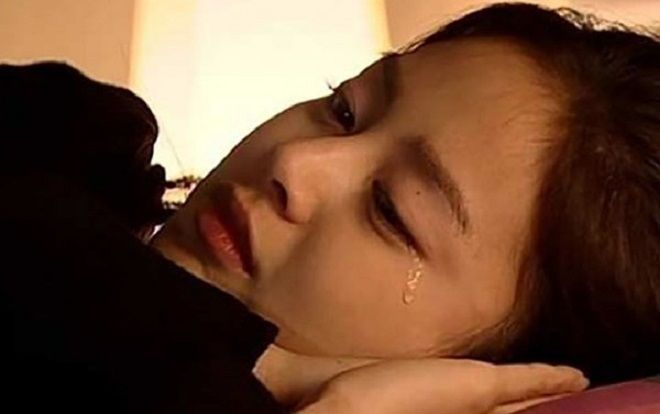 Phát hiện chồng sắp cưới lấy trộm nước hoa của mình tặng bồ nhí, cô nàng 30 tuổi hoang mang không biết nên chấm dứt hay không!