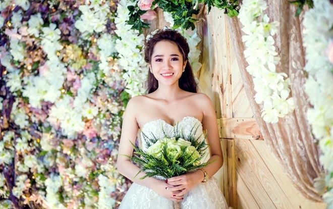 Ngắm cô vợ trẻ đẹp như 'thiên thần' của cầu thủ 'xấu trai nhất' ĐTVN