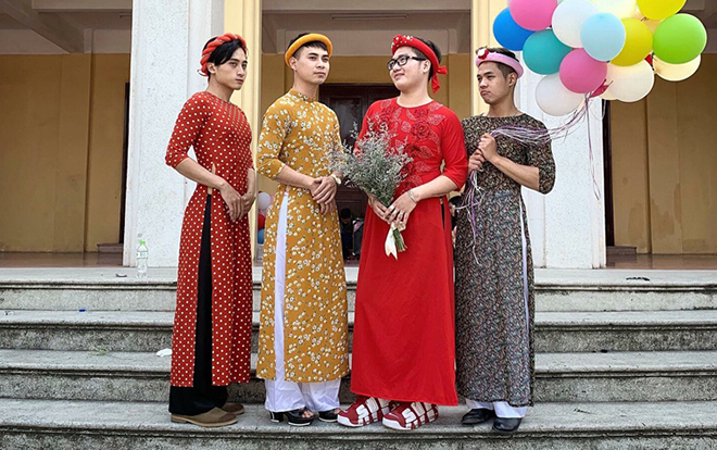 'Lác mắt' ngắm nam sinh ĐH Thương mại giả gái chụp ảnh cực nữ tính nhưng xem đến bức cuối thì ai cũng giật mình