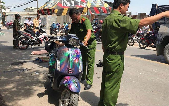 Tránh xe ba gác, 2 cô gái trẻ bị xe tải cẩu cán thương vong trên phố Sài Gòn