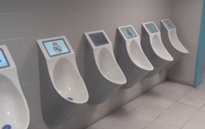 Real Madrid chơi sang khi lắp cả chục chiếc TV trong toilet nhưng chẳng ai biết để làm gì