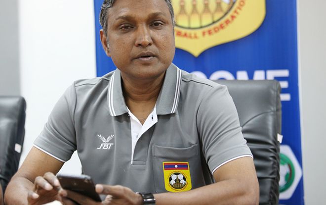 HLV tuyển Lào lưu tên hai cầu thủ đội tuyển VN trong điện thoại, lý do đằng sau khiến nhiều người bất ngờ