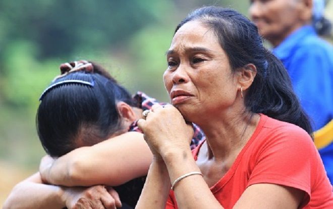 Sập mỏ vàng ở Hòa Bình: Hàng trăm người thân vạ vật ngóng tin 2 phu vàng bị mắc kẹt trong hang, hi vọng ngày càng mong manh
