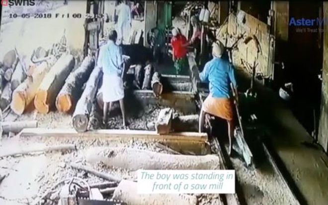 Bị bò đuổi, nam thanh niên đứt lìa bàn tay