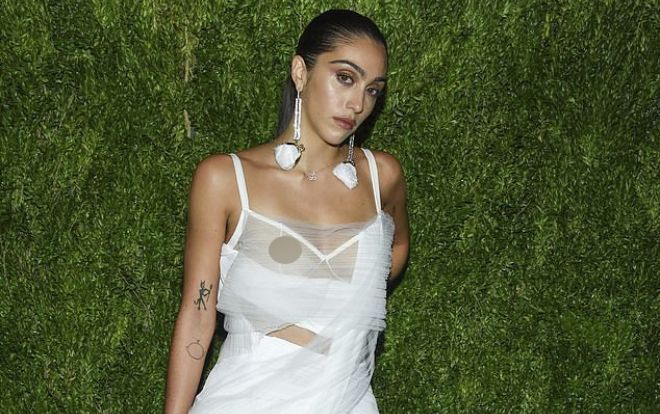 Cô con gái 9x của ‘nữ hoàng nhạc pop’ Madonna lộ vòng 1 táo bạo